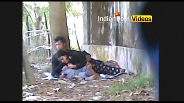 Rekaman Mesum Di Alam Terbuka: Cewek Desi Ngentot Mulut Pacarnya – Video Porno India