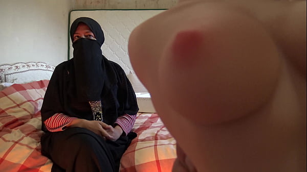 Istri Arab Maroko Di Nador Mengajari Anak Tirinya Cara Memuaskan Boneka Seks Tantaly