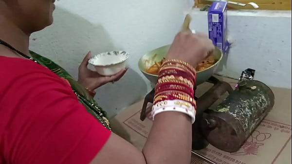 मैडम को किचन स्टैंड पर चिकन बनाते-बनाते जमकर चोदा गया