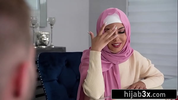 Muslimah Mungil Bergairah Bercinta Dengan Hijab Tetap Terpasang