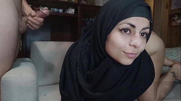 Mia Berjilbab Tersedak Kontol Arab Dan Dihujani Sperma Di Muka