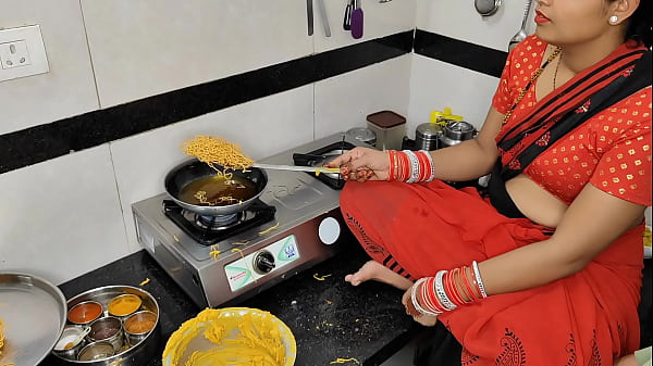 दिवाली की रौनक में भाभी को नमकीन बनाते देख देवर का मन गुदगुदा उठा
