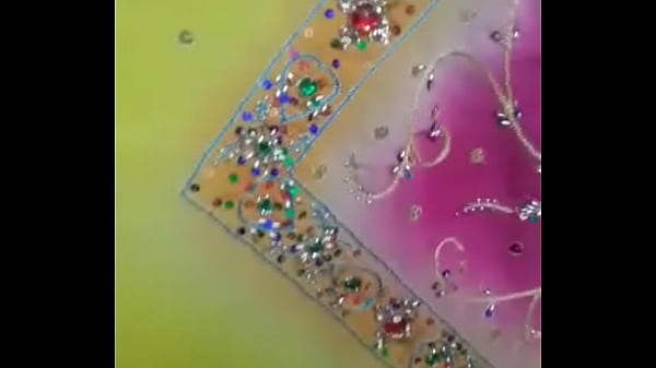Gadis India Yang Menggoda Dengan Lekuk Tubuh Yang Memukau