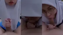 Hijab Seksi Berkacamata Mengisap Kontol