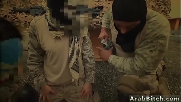 Gadis Arab Digoyang Gadis Lokal Yang Lagi Kerja