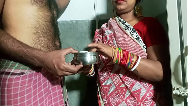 ससुर ने बहू की पीठ पर तेल लगवाया, फिर गेट पर ही जमकर चोदा!