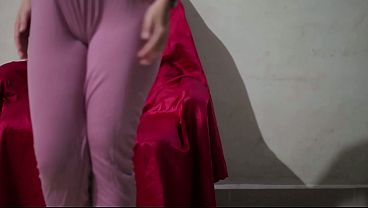 Gadis Tionghoa Bergaun Satin Genit Memamerkan Celah Mulus Ke Kamera