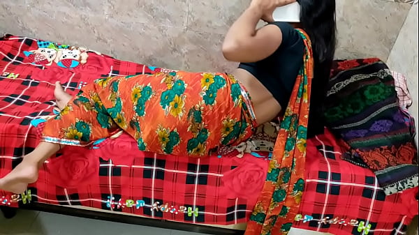 भाई जब पति से फोन पर बात कर रही हूँ, तभी ज़ोर-ज़ोर से मेरी चूत फाड़ दो।