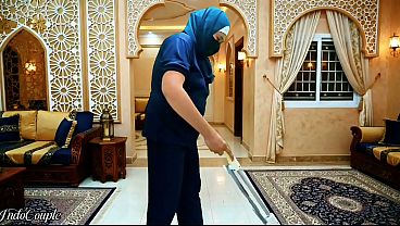 Ngentot Pembantu Hijab Suruh Nyepong Kontol Majikan Sampe Abis