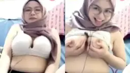 Jilbab Manis Pake Kacamata, Pamer Toge Bikin Makin Panas.