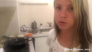 Aku Lagi Masak Borch Rusia, Bikin Basah Kuyup Sama Kuah Merahnya Yang Bikin Makin Pengen.