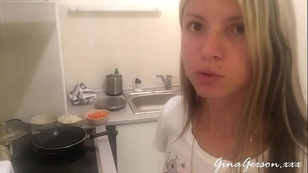 Aku Lagi Masak Borch Rusia, Bikin Basah Kuyup Sama Kuah Merahnya Yang Bikin Makin Pengen.