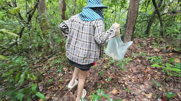 สาวไทยเดินโชว์หีเก็บเห็ดกลางป่า เสียงไทยชัดโครต