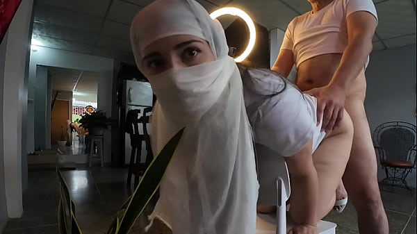 Ngentot Keras Di Pantat, Cewek Hijab Kena Pancut Di Dalem.