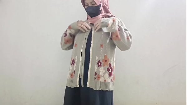 Gadis Hijab Main Timun Di Tempat Sepi, Enak Banget Rasanya.