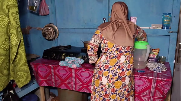Ngentotin Istri Temen Pas Lagi Masak, Hot Banget