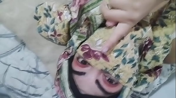 Hijab Basah, Istri Arab Montok Ngocok Memek Sampe Muncrat Enggak Kuat Nahan, Suami Lagi Salat Di Kamar Lain.