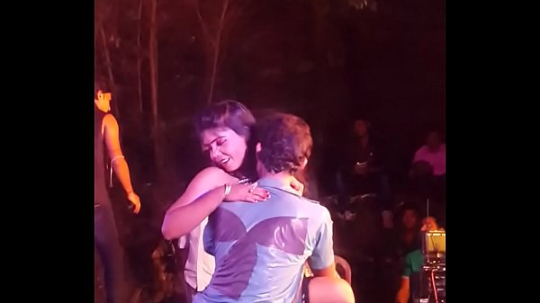 Desi Goyang Panas Di Panggung Bikin Nafsu Naik