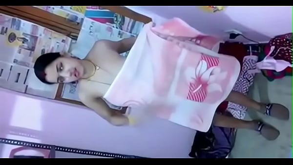 Ganti Baju Desi, Gaya Hot Bikin Ngilu.