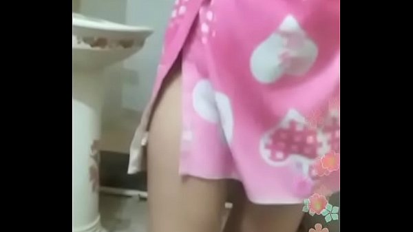 Desi Mandi Basah, Bikin Ngilu Di Kamar Mandi.