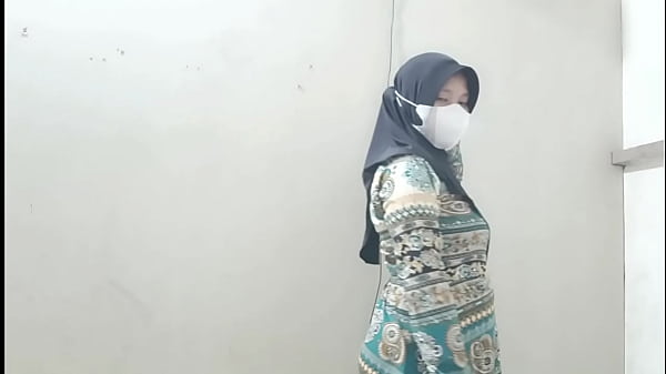 Ngentotin Istri Tetangga Pas Suaminya Cabut Kerja, Nikmatin Sisa-sisa Liurnya Yang Basah.