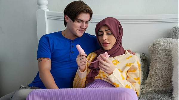 Jilbab Kakak Tiri Lagi Ngerayain Liburan Bareng Adik Tiri, Sampe Bikin Ngilu Di Kamar.