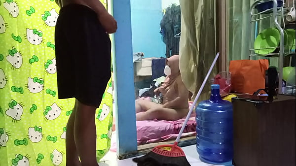 Ngentot Istri Temen Yang Lagi Sibuk Mainin Memek Sendiri