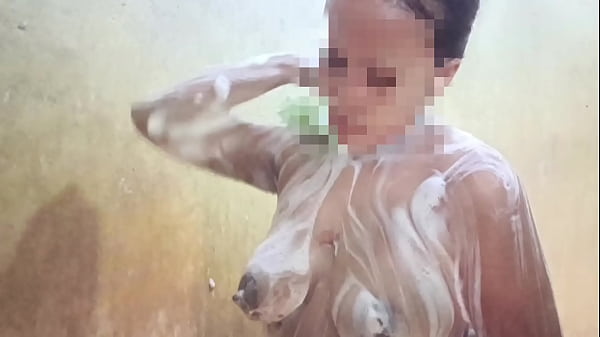 Lihatin Aku Mandi, Biar Kamu Makin Pengen Gigit-gigit