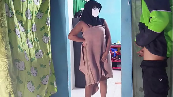 Kena Grebek Ojol Yang Ngantar Makanan Pas Lagi Sibuk Mainin Kontol Sendiri