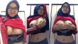 Tonton Video Jilbab Hot Berkacamata, Remas Payudara Montok Sambil Ereksi