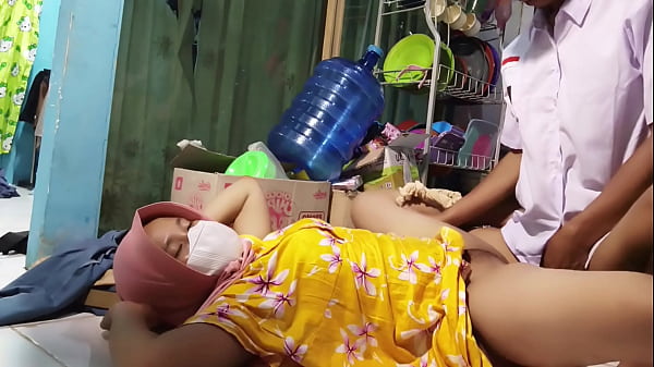 Ajak Ngentot Ibu Tiri Pas Mau Berangkat Sekolah, Makin Greget