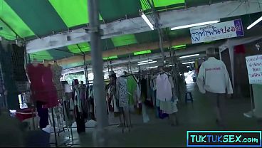 Lidahnya Ditusuk, Ibu Thailand Mungil Digarap Dua Bule.