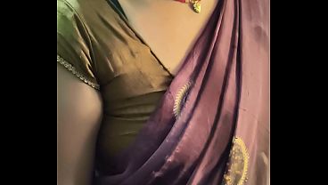 Aku Tertarik Banget Sama Ibu Rumah Tangga India Yang Seksi Dan Bikin Ngiler.