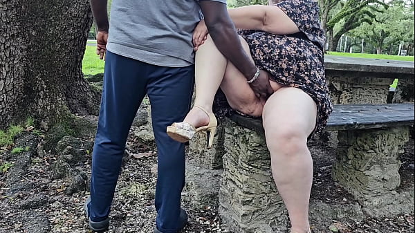 Bokep Hijab Montok Minta Dijentik Di Taman, Cewek Tua Ngocok Memek Sambil Pipis Liarnya.