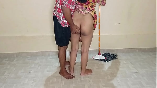 Bhabhi Ji Jhadoo Laga Rahi Thi, Tabhi Unke Muh Mein Lund Dekar Jordaar Chod Diya!