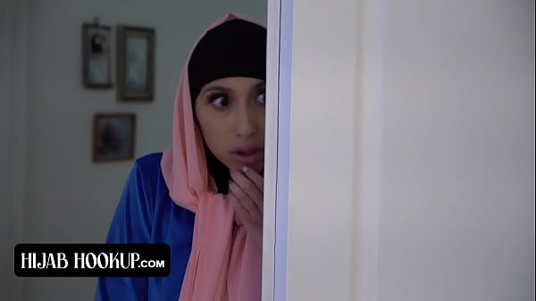 Gadis Cantik Berhijab Dengan Pantat Sempurna Digebukin Habis-habisan Sama Instruktur Mesum