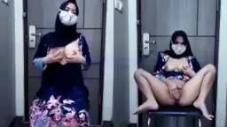Cewe Berjilbab Hitam Muncratin Di Pintu, Basah Semua.