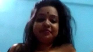Cewek India Manis Pamer Pantat Sambil Colokin Memek Basah