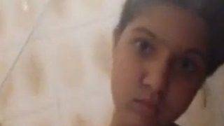 Mandi Sambil Ngocok, Video Bocil India Bikin Makin Greget.