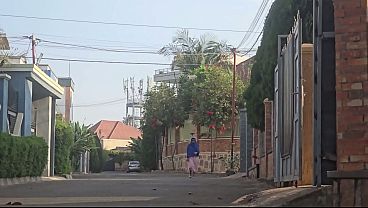 Astaga, Seorang Ibu Arab Ngocok Memeknya Di Pinggir Jalan Dekat Rumah, Bikin Lihat Aja Udah Bikin Nafsu Naik.