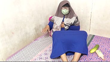 Cewek Hijab Indonesia Lagi Mainin Memeknya Sendiri Sampe Basah.