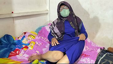 Wanita Berhijab Lagi Mainin Diri Sendiri, Basah Kuyup.